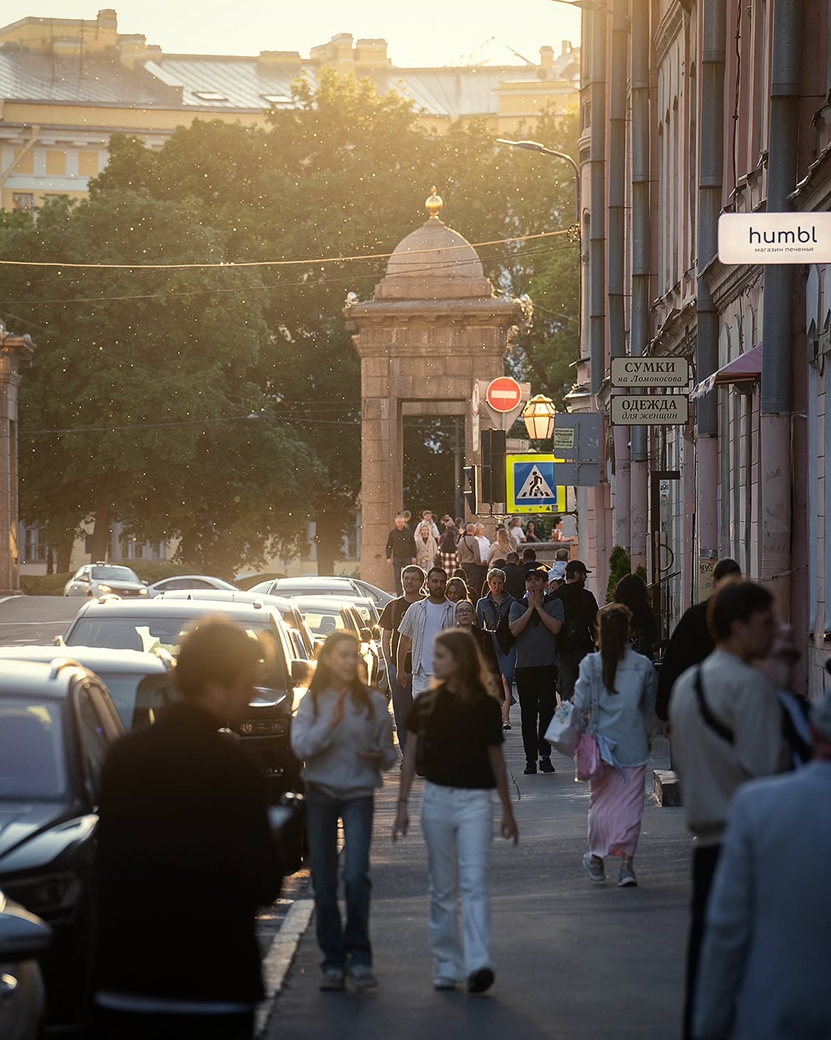 An ordinary summer evening in St. Petersburg — the reality that rarely makes the news.